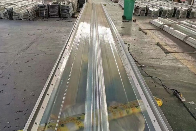 金屬鎖邊采光板